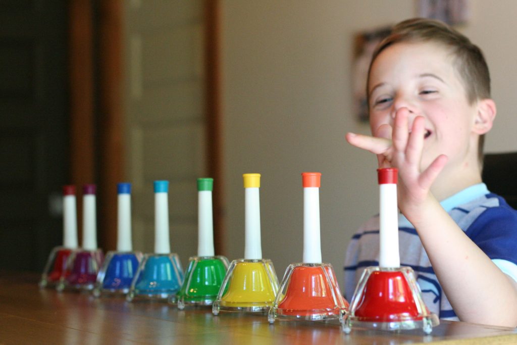 Une jeune extra-ordinaire fait de la musique avec les cloches.